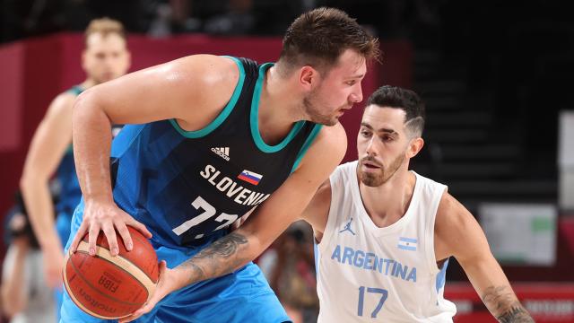 奥运首秀东契奇再现神奇，他让美国众星相形见绌